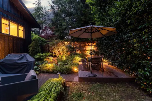 1217 Hewlett Pl, Oak Bay, BC V8S 4P6