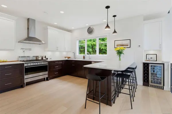 1217 Hewlett Pl, Oak Bay, BC V8S 4P6