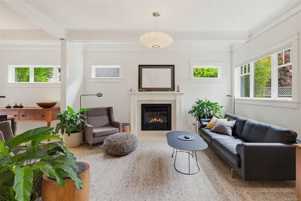 1217 Hewlett Pl, Oak Bay, BC V8S 4P6