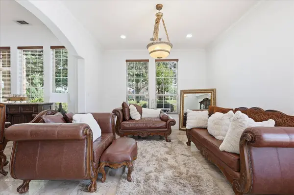 2056 Willow Bend DR, Oak Leaf, TX 75154