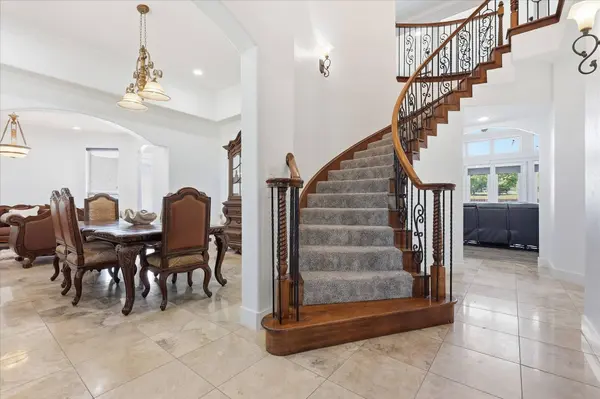 2056 Willow Bend DR, Oak Leaf, TX 75154
