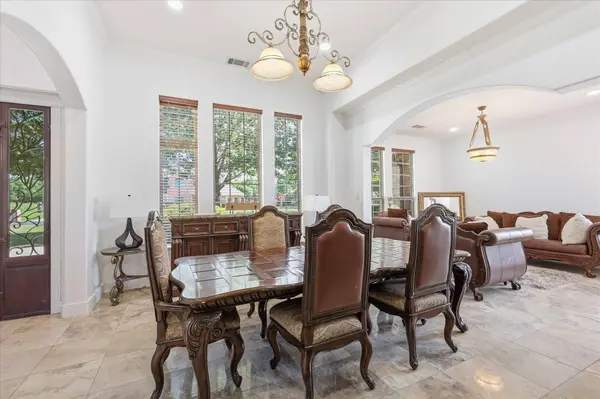 2056 Willow Bend DR, Oak Leaf, TX 75154