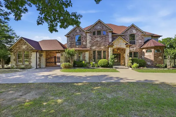 2056 Willow Bend DR, Oak Leaf, TX 75154