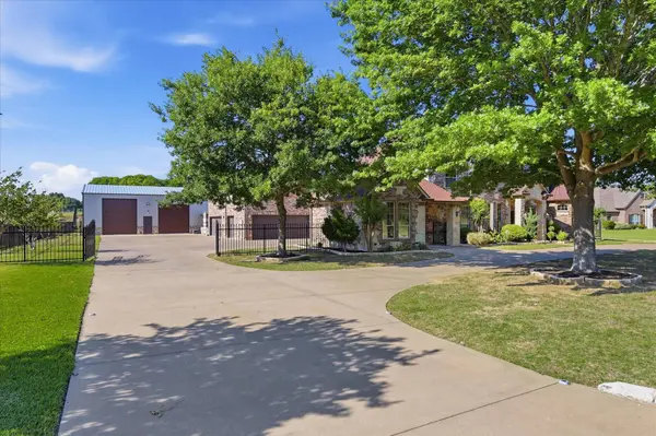 2056 Willow Bend DR, Oak Leaf, TX 75154