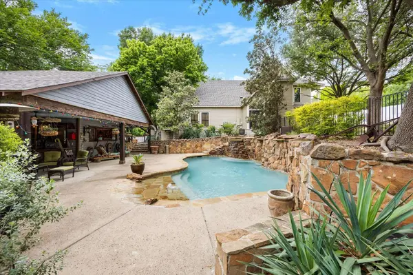 1025 W Main ST, Waxahachie, TX 75165