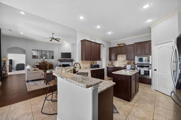 225 Diamond Rose DR, Burleson, TX 76028