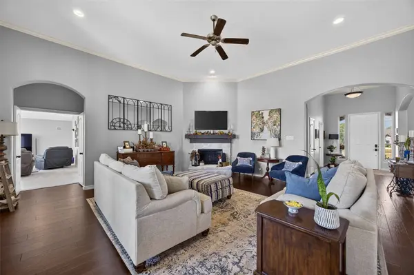 225 Diamond Rose DR, Burleson, TX 76028
