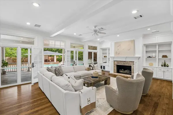 223 Heritage Oaks LN, Houston, TX 77024