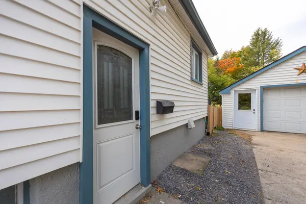657 COLLINS BAY RD, Kingston, ON K7M 5G7