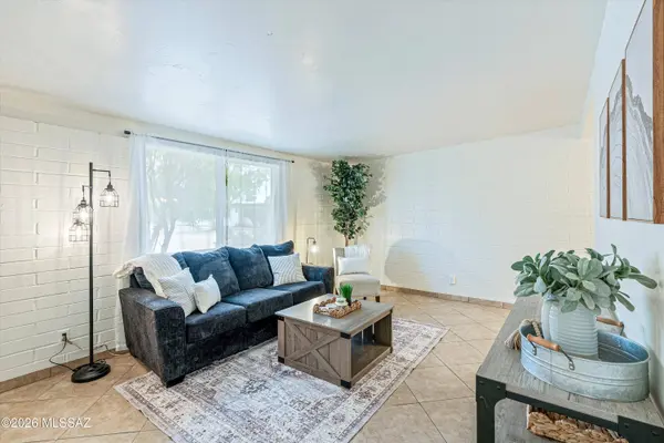 3895 S Queen Palm Dr, Tucson, AZ 85730