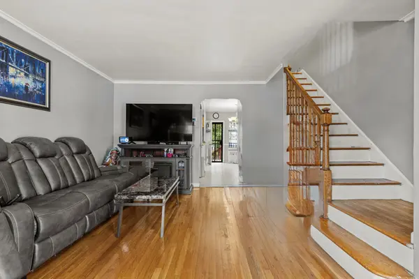 2027 Mayflower Ave, Bronx, NY 10461-3922