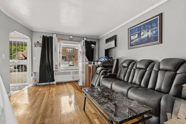 2027 Mayflower Ave, Bronx, NY 10461-3922