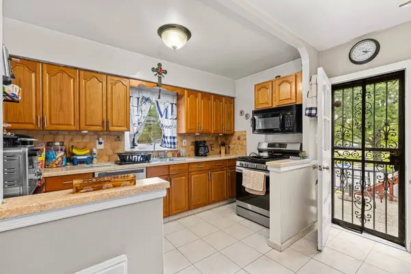 2027 Mayflower Ave, Bronx, NY 10461-3922