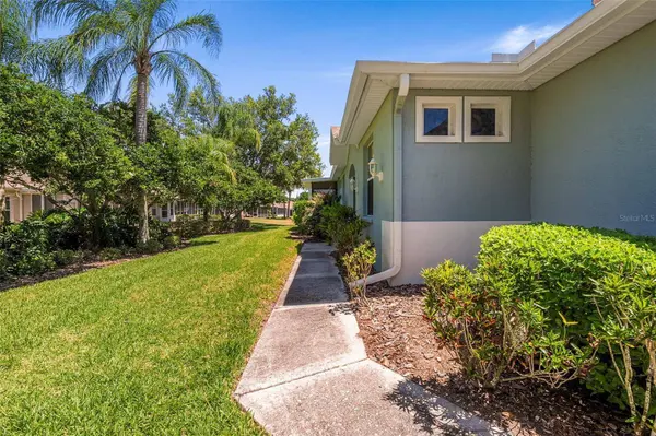 1204 HUNTINGTON GREENS DR #1204, Sun City Center, FL 33573