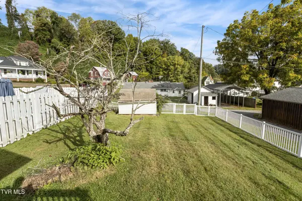 565 Bowlin ST, Damascus, VA 24236