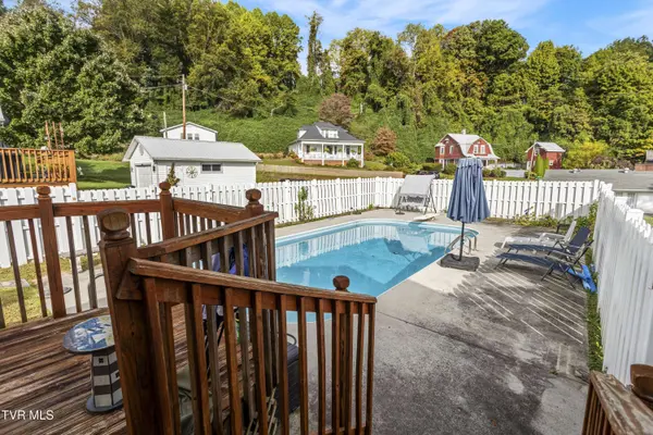 565 Bowlin ST, Damascus, VA 24236