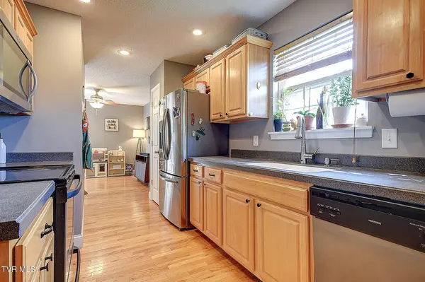 317 Henrys LN, Bristol, VA 24202