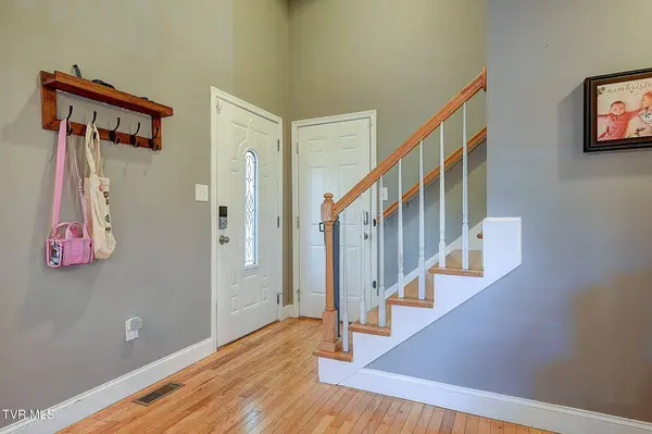 317 Henrys LN, Bristol, VA 24202