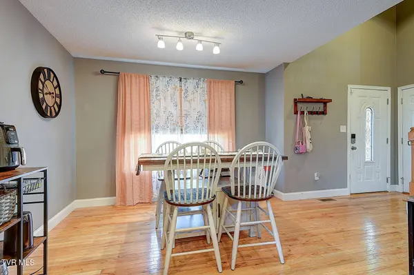 317 Henrys LN, Bristol, VA 24202