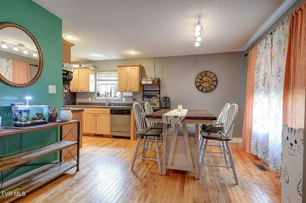 317 Henrys LN, Bristol, VA 24202