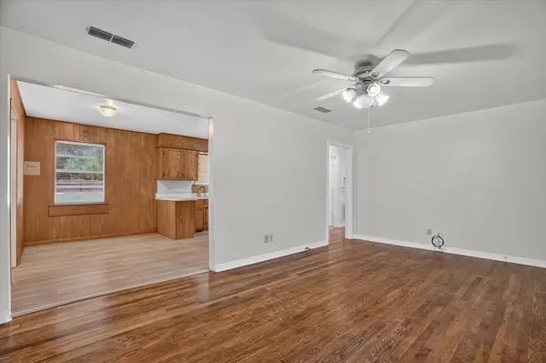 716 Kerry LN, Azle, TX 76020