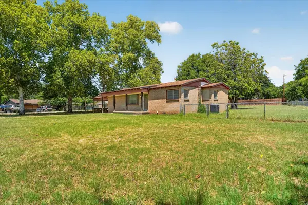 716 Kerry LN, Azle, TX 76020