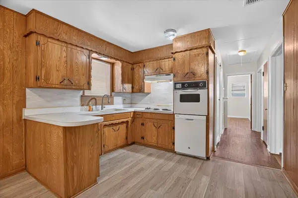 716 Kerry LN, Azle, TX 76020