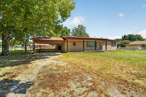 716 Kerry LN, Azle, TX 76020