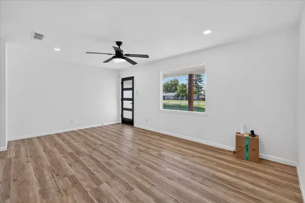 716 Kerry LN, Azle, TX 76020