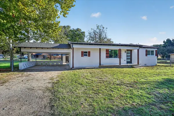 716 Kerry LN, Azle, TX 76020