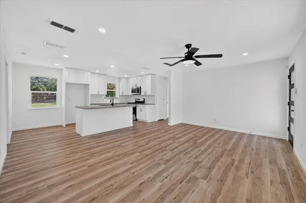 716 Kerry LN, Azle, TX 76020