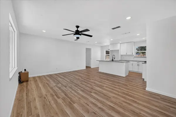 716 Kerry LN, Azle, TX 76020