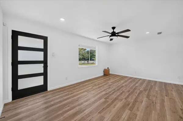 716 Kerry LN, Azle, TX 76020