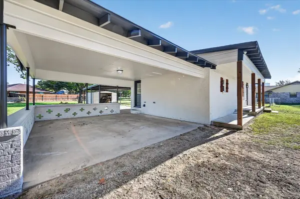 716 Kerry LN, Azle, TX 76020