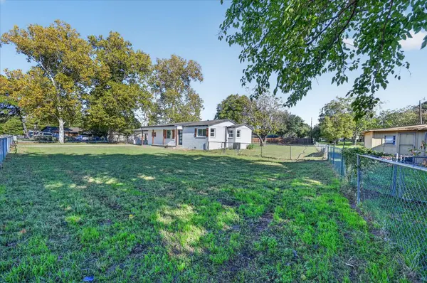 716 Kerry LN, Azle, TX 76020