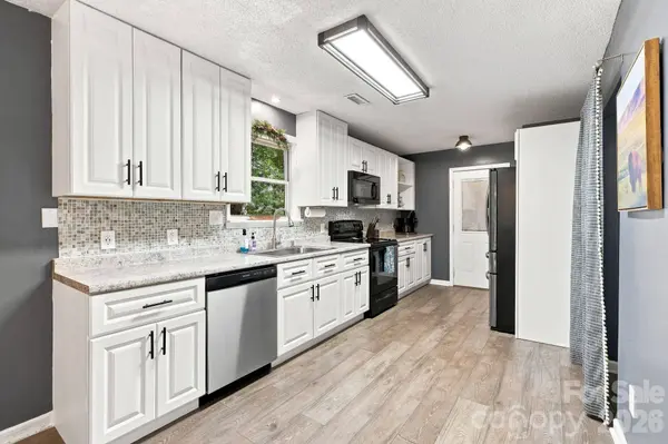 24 Oakwood RD, Candler, NC 28715