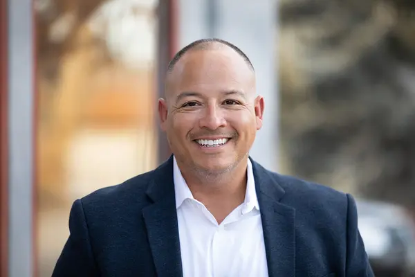 Robert Headshot