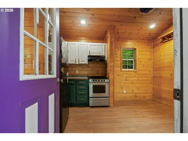 71046 E SALMONBERRY RD, Rhododendron, OR 97049