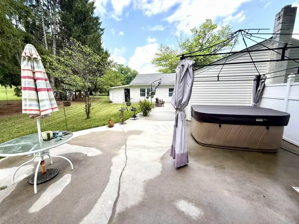 114 Orchard DR, Narrows, VA 24124