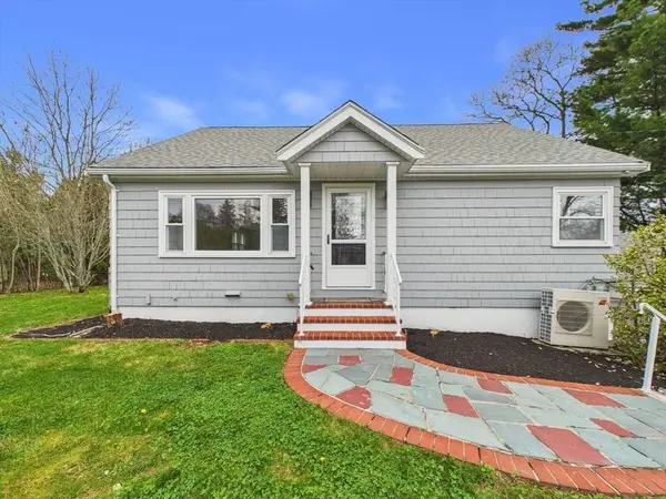 9 Burt St, Acushnet, MA 02743