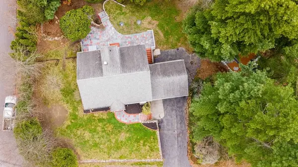 9 Burt St, Acushnet, MA 02743