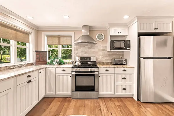 6 Meadowlark Ln, Bourne, MA 02562