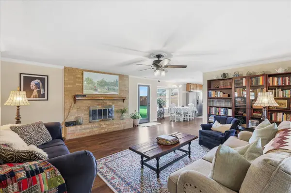 217 E Louella DR, Hurst, TX 76054