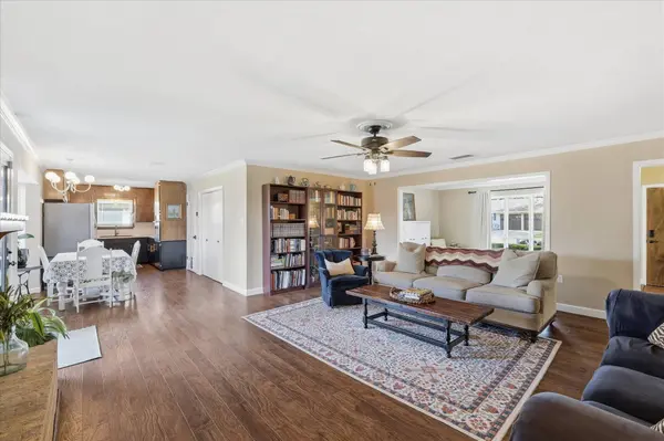 217 E Louella DR, Hurst, TX 76054
