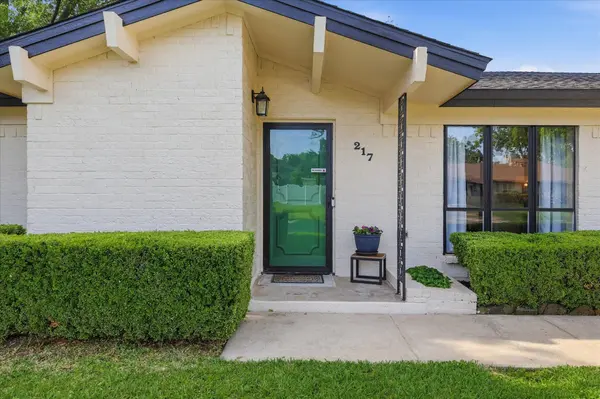 217 E Louella DR, Hurst, TX 76054