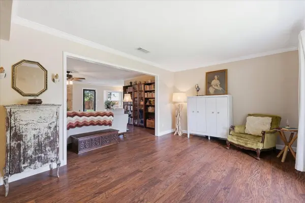 217 E Louella DR, Hurst, TX 76054