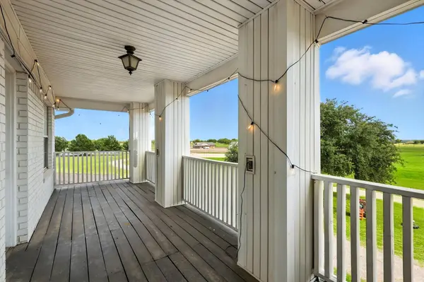 185 Quail Run CT, Decatur, TX 76234
