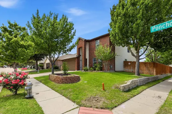 800 Poncho LN, Fort Worth, TX 76052