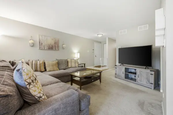5804 Doe CIR #6, Westmont, IL 60559