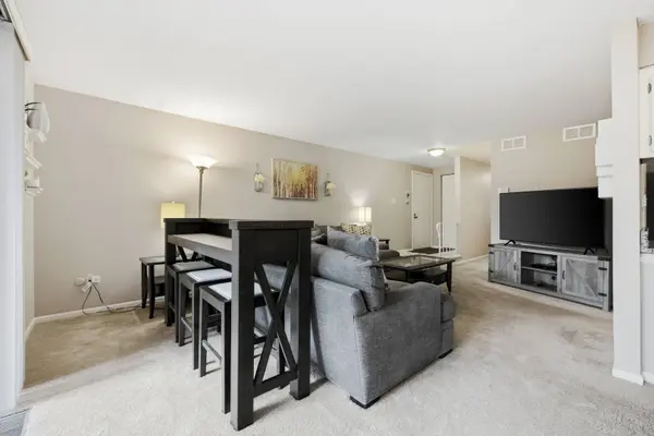 5804 Doe CIR #6, Westmont, IL 60559